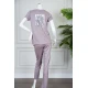 بيجاما نسائية قطعتين لون بنفسجي فاتح بلوزة بياقة دائرية مزينة برسومات و كتابات من الأمام بأكمام قصيرة مع بنطلون طويل برباط في الخصر
