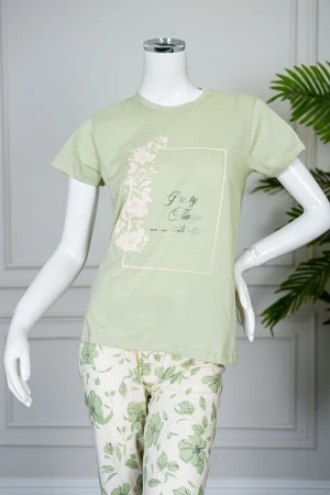 بيجاما نسائية قطعتين لون تفاحي بلوزة بياقة دائرية مزينة برسومات و كتابات من الأمام بأكمام قصيرة مع بنطلون طويل مشجر برباط في الخصر 