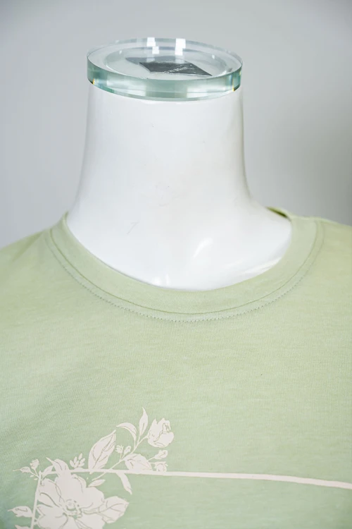 بيجاما نسائية قطعتين لون تفاحي بلوزة بياقة دائرية مزينة برسومات و كتابات من الأمام بأكمام قصيرة مع بنطلون طويل مشجر برباط في الخصر