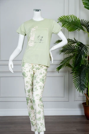 بيجاما نسائية قطعتين لون تفاحي بلوزة بياقة دائرية مزينة برسومات و كتابات من الأمام بأكمام قصيرة مع بنطلون طويل مشجر برباط في الخصر 
