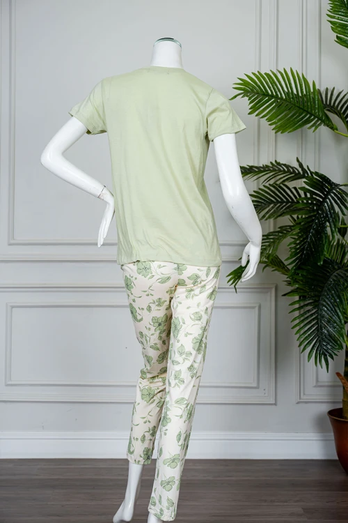 بيجاما نسائية قطعتين لون تفاحي بلوزة بياقة دائرية مزينة برسومات و كتابات من الأمام بأكمام قصيرة مع بنطلون طويل مشجر برباط في الخصر