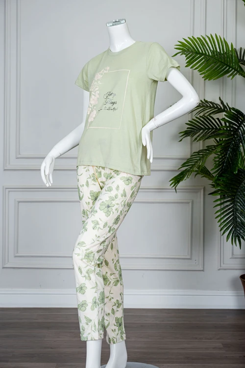بيجاما نسائية قطعتين لون تفاحي بلوزة بياقة دائرية مزينة برسومات و كتابات من الأمام بأكمام قصيرة مع بنطلون طويل مشجر برباط في الخصر