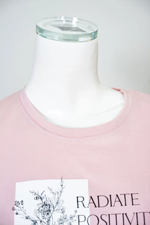 بيجاما نسائية قطعتين لون وردي بلوزة بياقة دائرية مزينة برسومات و كتابات من الأمام بأكمام قصيرة مع بنطلون طويل مشجر