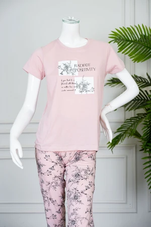 بيجاما نسائية قطعتين لون وردي بلوزة بياقة دائرية مزينة برسومات و كتابات من الأمام بأكمام قصيرة مع بنطلون طويل مشجر 