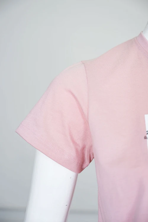 بيجاما نسائية قطعتين لون وردي بلوزة بياقة دائرية مزينة برسومات و كتابات من الأمام بأكمام قصيرة مع بنطلون طويل مشجر