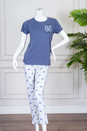 بيجاما نسائية قطعتين لون أزرق بلوزة بياقة دائرية مزينة برسومات و كتابات من الأمام بأكمام قصيرة مع بنطلون لون أبيض مشجر
