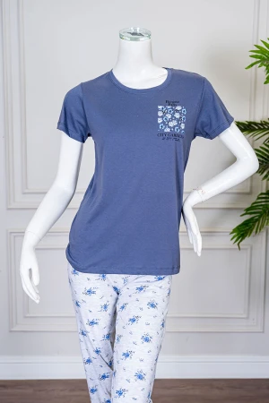 بيجاما نسائية قطعتين لون أزرق بلوزة بياقة دائرية مزينة برسومات و كتابات من الأمام بأكمام قصيرة مع بنطلون لون أبيض مشجر