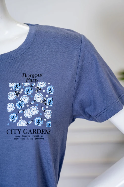 بيجاما نسائية قطعتين لون أزرق بلوزة بياقة دائرية مزينة برسومات و كتابات من الأمام بأكمام قصيرة مع بنطلون لون أبيض مشجر