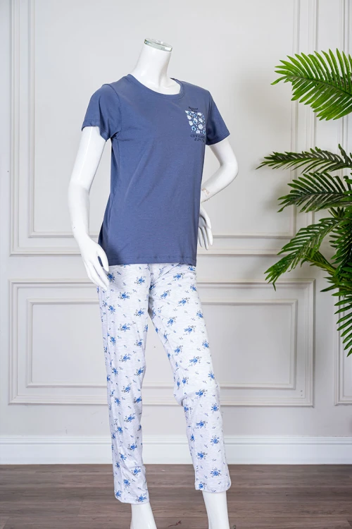 بيجاما نسائية قطعتين لون أزرق بلوزة بياقة دائرية مزينة برسومات و كتابات من الأمام بأكمام قصيرة مع بنطلون لون أبيض مشجر
