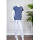 بيجاما نسائية قطعتين لون أزرق بلوزة بياقة دائرية مزينة برسومات و كتابات من الأمام بأكمام قصيرة مع بنطلون لون أبيض مشجر