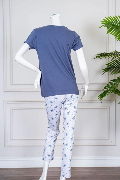 بيجاما نسائية قطعتين لون أزرق بلوزة بياقة دائرية مزينة برسومات و كتابات من الأمام بأكمام قصيرة مع بنطلون لون أبيض مشجر