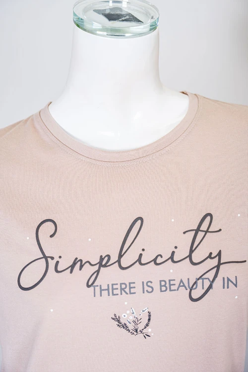 بيجاما نسائية قطعتين لون بيج بلوزة بياقة دائرية مزينة برسومات و كتابات من الأمام بأكمام قصيرة مع بنطلون مشجر