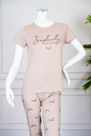 بيجاما نسائية قطعتين لون بيج بلوزة بياقة دائرية مزينة برسومات و كتابات من الأمام بأكمام قصيرة مع بنطلون مشجر
