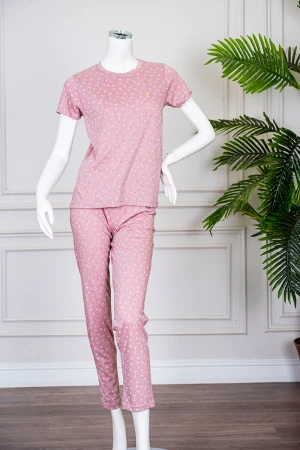 بيجاما نسائية قطعتين لون وردي مشجر بلوزة بياقة دائرية و بأكمام قصيرة مع بنطلون طويل