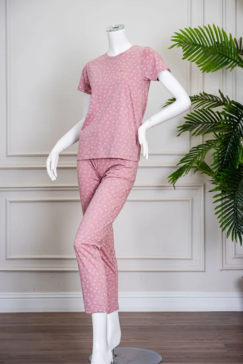 بيجاما نسائية قطعتين لون وردي مشجر بلوزة بياقة دائرية و بأكمام قصيرة مع بنطلون طويل