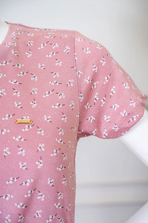 بيجاما نسائية قطعتين لون وردي مشجر بلوزة بياقة دائرية و بأكمام قصيرة مع بنطلون طويل