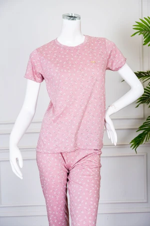 بيجاما نسائية قطعتين لون وردي مشجر بلوزة بياقة دائرية و بأكمام قصيرة مع بنطلون طويل