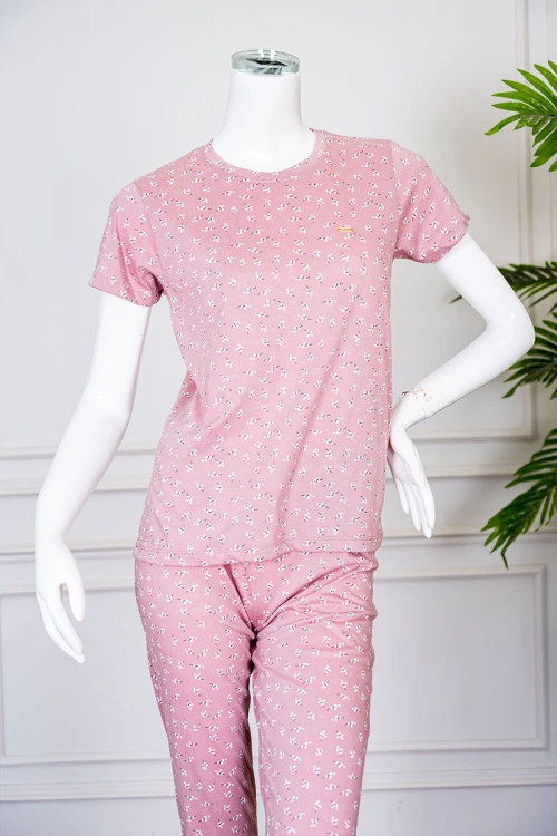 بيجاما نسائية قطعتين لون وردي مشجر بلوزة بياقة دائرية و بأكمام قصيرة مع بنطلون طويل