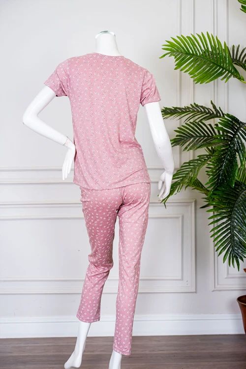 بيجاما نسائية قطعتين لون وردي مشجر بلوزة بياقة دائرية و بأكمام قصيرة مع بنطلون طويل