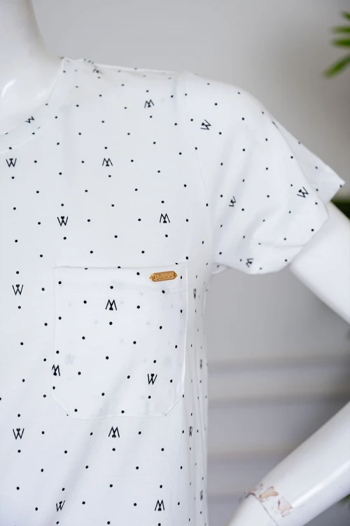 بيجاما نسائية قطعتين لون أبيض منقط بلوزة بياقة دائرية و جيب من الأمام بأكمام قصيرة مع بنطلون ميدي