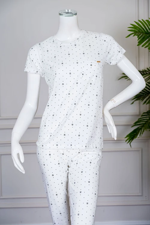 بيجاما نسائية قطعتين لون أبيض منقط بلوزة بياقة دائرية و جيب من الأمام بأكمام قصيرة مع بنطلون ميدي