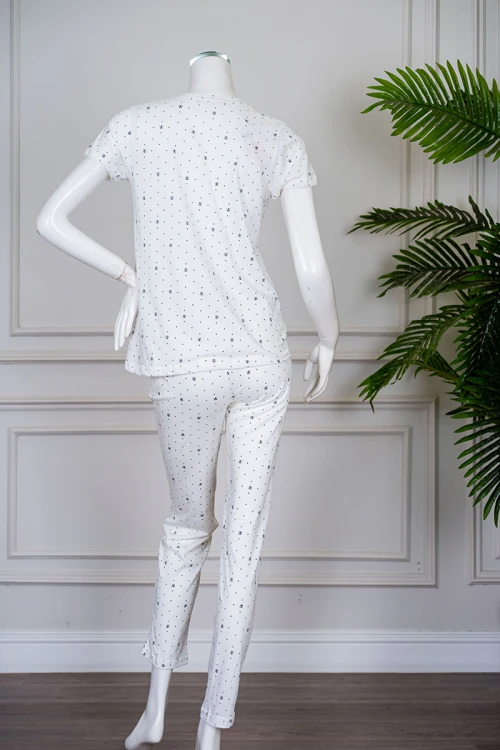 بيجاما نسائية قطعتين لون أبيض منقط بلوزة بياقة دائرية و جيب من الأمام بأكمام قصيرة مع بنطلون ميدي