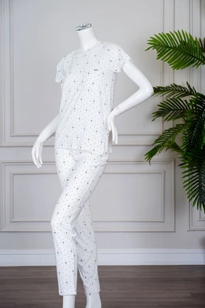 بيجاما نسائية قطعتين لون أبيض منقط بلوزة بياقة دائرية و جيب من الأمام بأكمام قصيرة مع بنطلون ميدي 