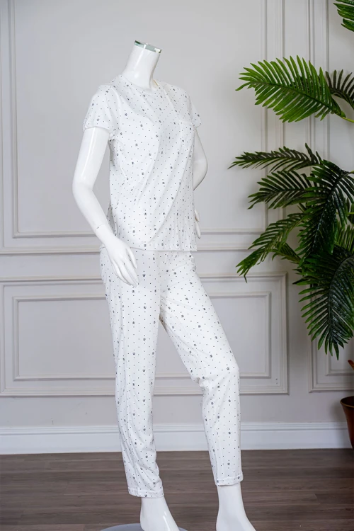 بيجاما نسائية قطعتين لون أبيض منقط بلوزة بياقة دائرية و جيب من الأمام بأكمام قصيرة مع بنطلون ميدي