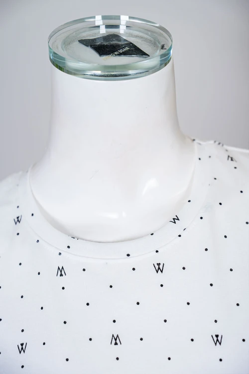 بيجاما نسائية قطعتين لون أبيض منقط بلوزة بياقة دائرية و جيب من الأمام بأكمام قصيرة مع بنطلون ميدي