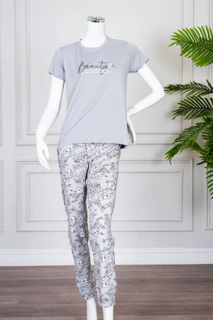 بيجاما نسائية قطعتين لون رمادي بلوزة بياقة دائرية مزينة برسومات و كتابات من الأمام بأكمام قصيرة مع بنطلون مشجر