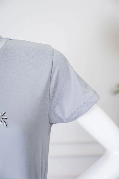 بيجاما نسائية قطعتين لون رمادي بلوزة بياقة دائرية مزينة برسومات و كتابات من الأمام بأكمام قصيرة مع بنطلون مشجر