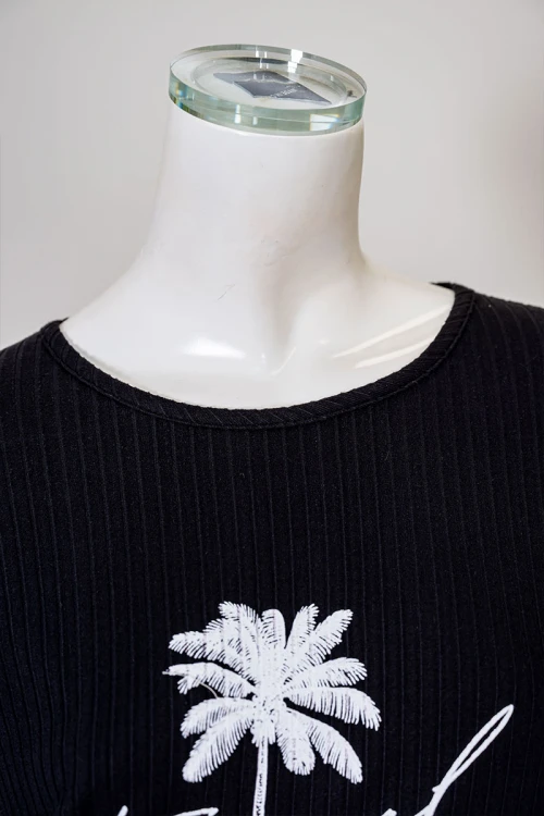 بيجاما نسائية قطعتين لون أسود بلوزة بياقة دائرية مزينة برسومات و كتابات من الأمام بأكمام قصيرة مع بنطلون أبيض مشجر