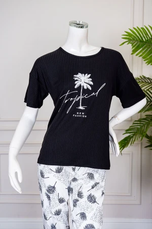 بيجاما نسائية قطعتين لون أسود بلوزة بياقة دائرية مزينة برسومات و كتابات من الأمام بأكمام قصيرة مع بنطلون أبيض مشجر