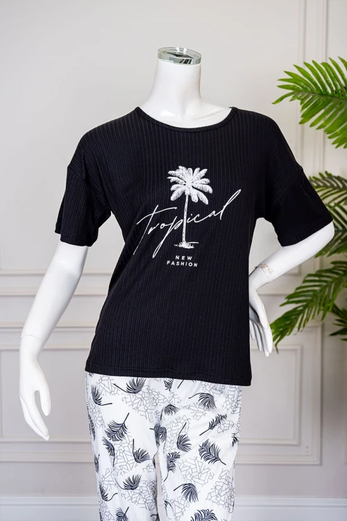 بيجاما نسائية قطعتين لون أسود بلوزة بياقة دائرية مزينة برسومات و كتابات من الأمام بأكمام قصيرة مع بنطلون أبيض مشجر