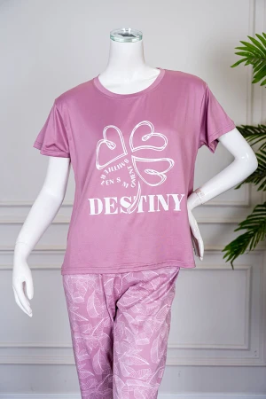 بيجاما نسائية قطعتين لون وردي بلوزة بياقة دائرية مزينة برسومات و كتابات من الأمام بأكمام قصيرة مع بنطلون مشجر