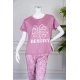 بيجاما نسائية قطعتين لون وردي بلوزة بياقة دائرية مزينة برسومات و كتابات من الأمام بأكمام قصيرة مع بنطلون مشجر
