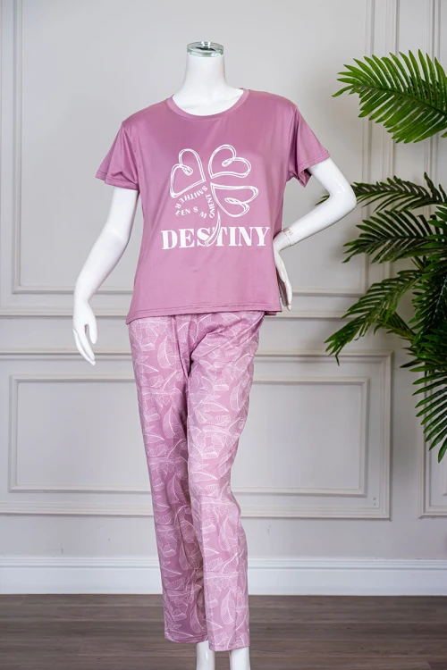 بيجاما نسائية قطعتين لون وردي بلوزة بياقة دائرية مزينة برسومات و كتابات من الأمام بأكمام قصيرة مع بنطلون مشجر