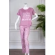 بيجاما نسائية قطعتين لون وردي بلوزة بياقة دائرية مزينة برسومات و كتابات من الأمام بأكمام قصيرة مع بنطلون مشجر