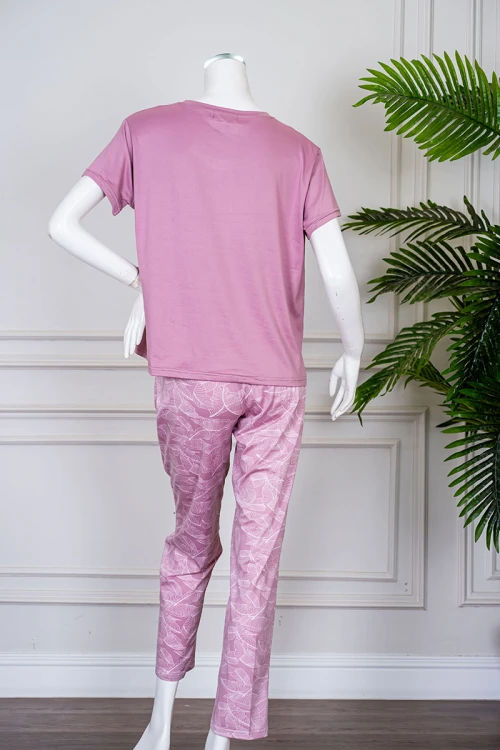 بيجاما نسائية قطعتين لون وردي بلوزة بياقة دائرية مزينة برسومات و كتابات من الأمام بأكمام قصيرة مع بنطلون مشجر