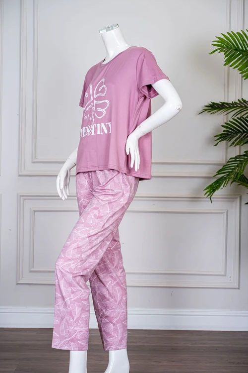 بيجاما نسائية قطعتين لون وردي بلوزة بياقة دائرية مزينة برسومات و كتابات من الأمام بأكمام قصيرة مع بنطلون مشجر