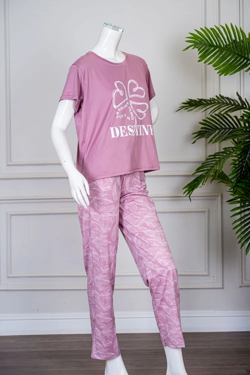 بيجاما نسائية قطعتين لون وردي بلوزة بياقة دائرية مزينة برسومات و كتابات من الأمام بأكمام قصيرة مع بنطلون مشجر