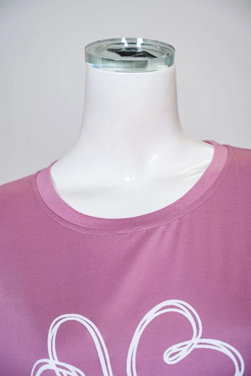 بيجاما نسائية قطعتين لون وردي بلوزة بياقة دائرية مزينة برسومات و كتابات من الأمام بأكمام قصيرة مع بنطلون مشجر