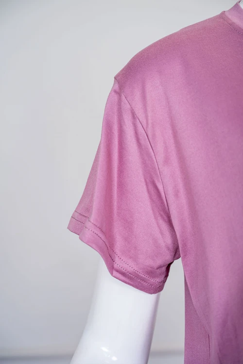 بيجاما نسائية قطعتين لون وردي بلوزة بياقة دائرية مزينة برسومات و كتابات من الأمام بأكمام قصيرة مع بنطلون مشجر