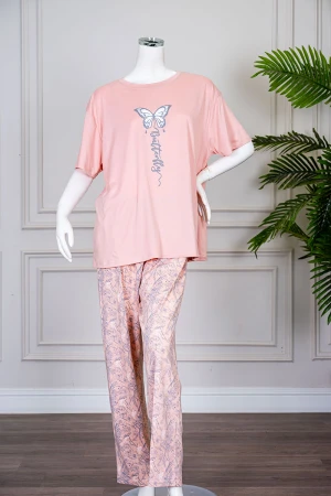 بيجاما نسائية قطعتين لون خربزي بلوزة بياقة دائرية مزينة برسومات و كتابات من الأمام بأكمام قصيرة مع بنطلون مشجر
