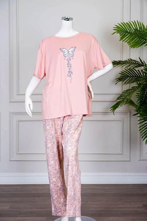 بيجاما نسائية قطعتين لون خربزي بلوزة بياقة دائرية مزينة برسومات و كتابات من الأمام بأكمام قصيرة مع بنطلون مشجر
