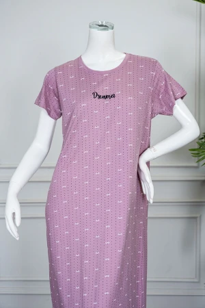 قميص نسائي طويل لون وردي منقط بياقة دائرية و بأكمام قصيرة 