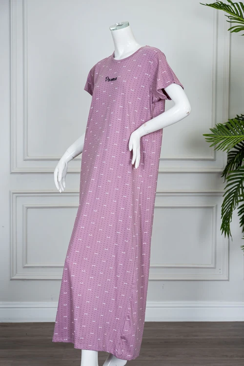 قميص نسائي طويل لون وردي منقط بياقة دائرية و بأكمام قصيرة