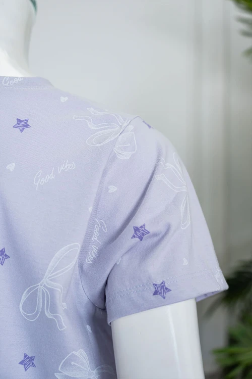 قميص نسائي طويل لون موف فاتح مزين برسومات و كتابات بياقة دائرية و أكمام قصيرة