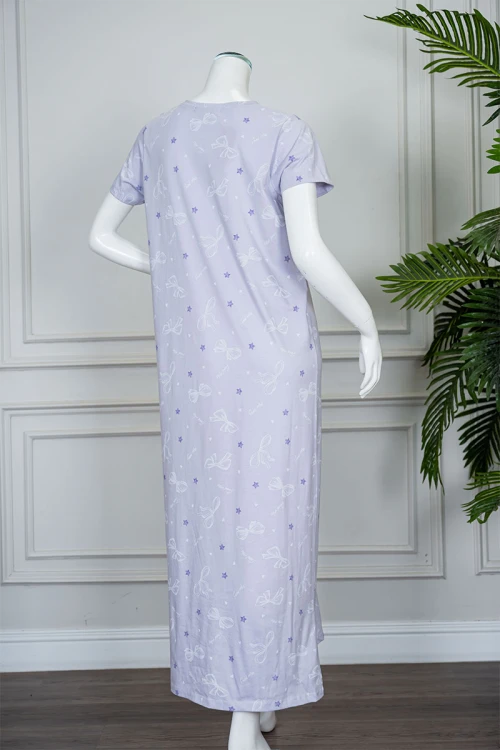 قميص نسائي طويل لون موف فاتح مزين برسومات و كتابات بياقة دائرية و أكمام قصيرة