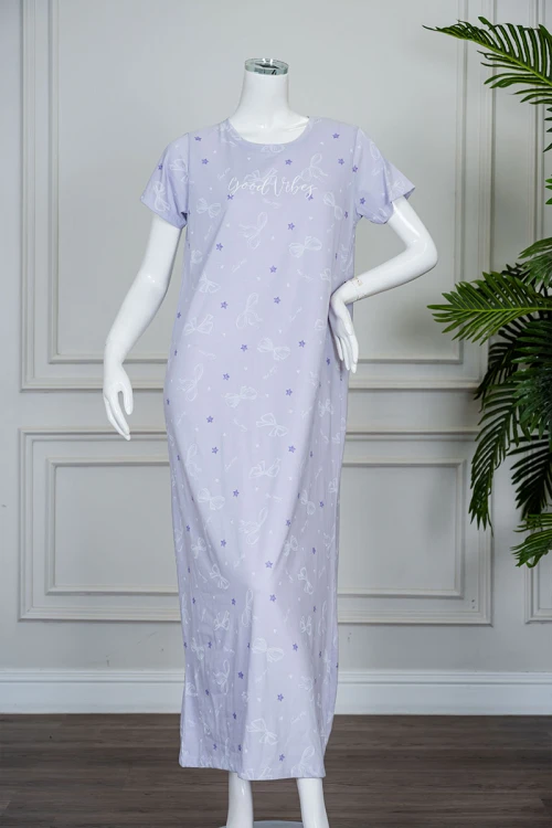 قميص نسائي طويل لون موف فاتح مزين برسومات و كتابات بياقة دائرية و أكمام قصيرة